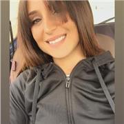 Studentessa di infermieristica impartisce lezioni d’italiano